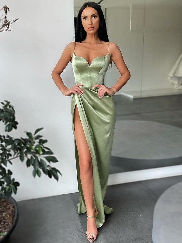 Vestidos de satén fruncidos con escote en V, sin mangas y con cola larga